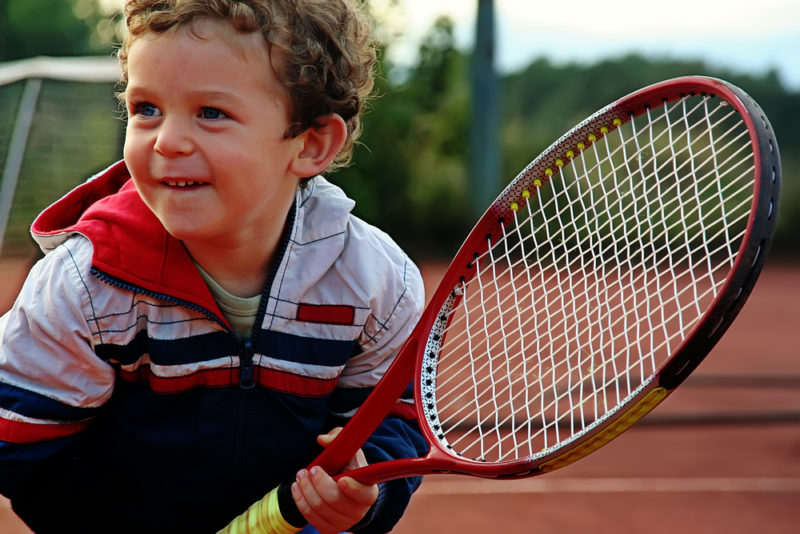 Lleve a los niños a jugar al tenis, obtendrán beneficios para su salud y a  la vez se divierten ⋆ Street workout, rodaderos y columpios para niños