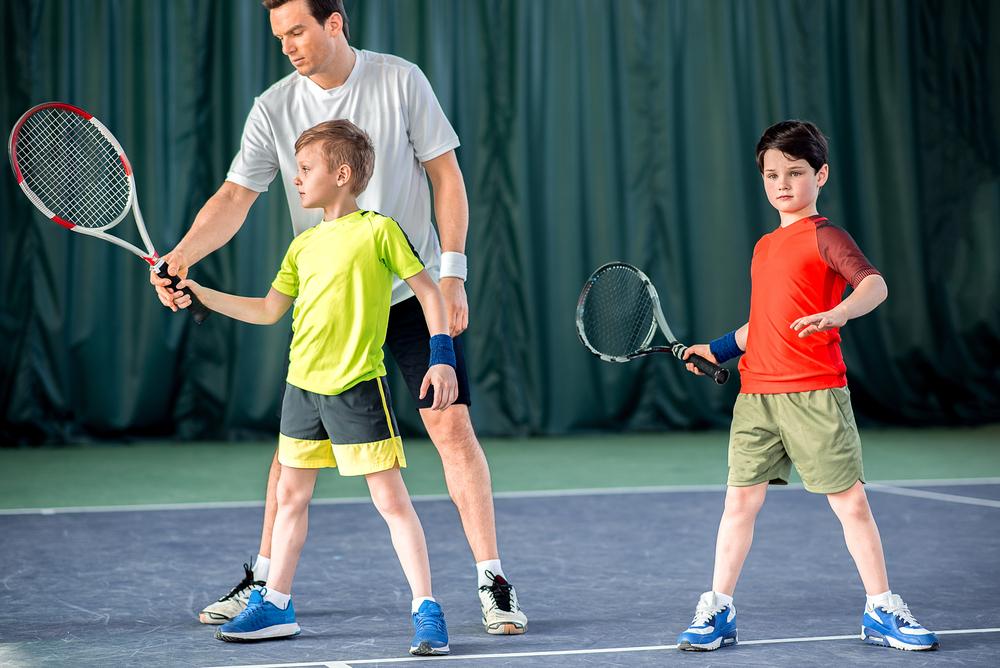 Cualidades de un monitor de tenis para niños